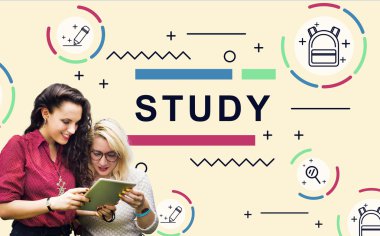 Kız dijital tablet ekranda arıyor