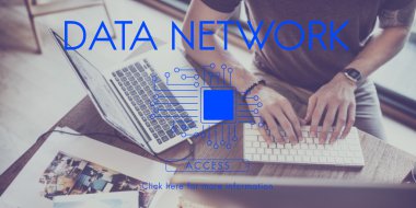 klavyede yazarak adam