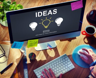 Bilgisayar kullanan adam 