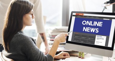 Online haber ile monitörde gösterilen kadın