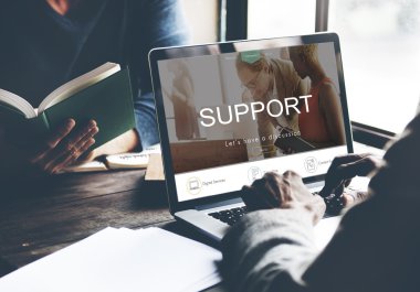 Dizüstü bilgisayarla çalışan adam