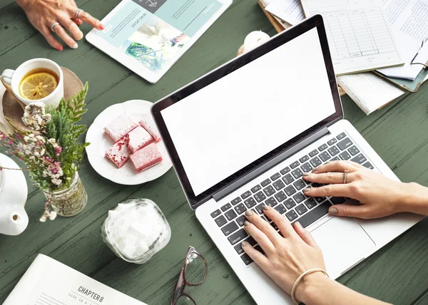 Mujeres que trabajan en una hermosa mesa de trabajo —  Fotos de Stock