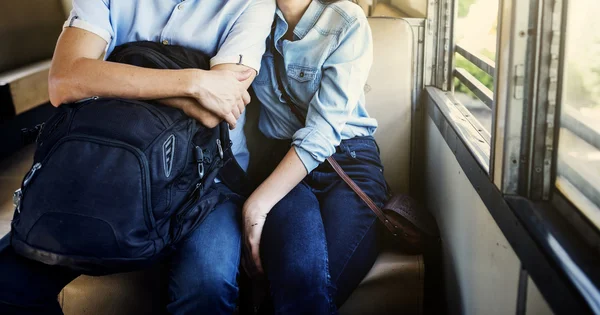 Прекрасна пара подорожує поїздом — стокове фото