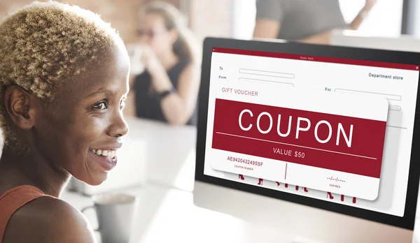 Zakenvrouw werken op de computer met Coupon — Stockfoto