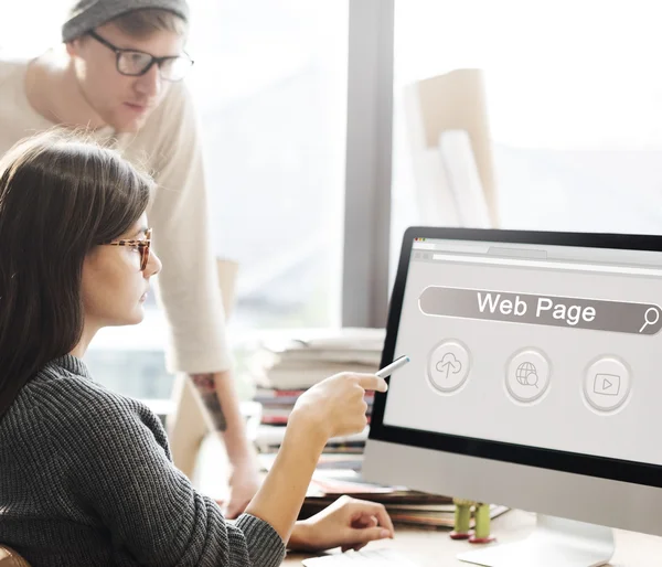 Žena ukazuje na monitoru s webovou stránkou — Stock fotografie