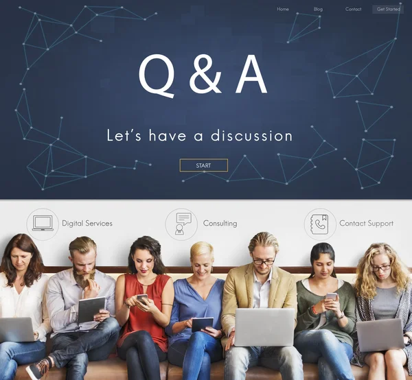 Folk sitter med enheter och Q&A — Stockfoto
