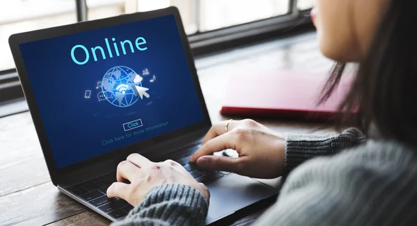 Vrouw met laptop in café — Stockfoto