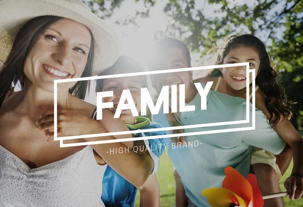 Familia feliz al aire libre — Foto de Stock