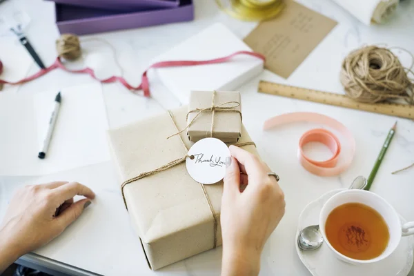 Donna con scatola regalo — Foto Stock