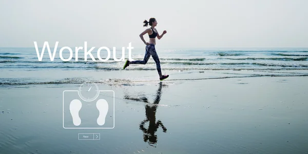 Femme jogging sur la plage — Photo