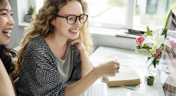 Shopaholic vrouwen online kopen — Stockfoto