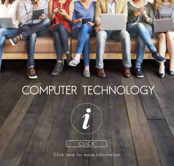 Az emberek ülnek, az eszközök és a számítástechnikai — Stock Fotó