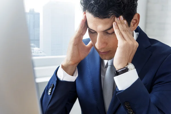Stressad affärsman på jobbet — Stockfoto