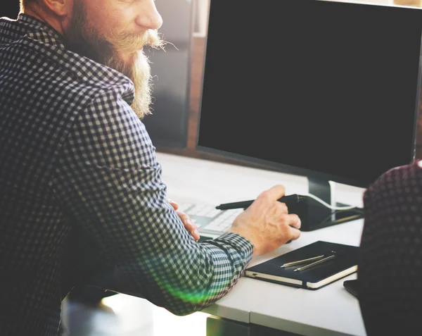 Hombre de negocios que trabaja en la computadora con monitor negro — Foto de Stock