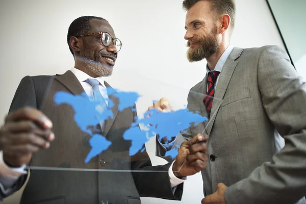 Zakenlieden bespreken corporate plannen — Stockfoto