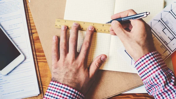 Mann zeichnet auf Papier — Stockfoto