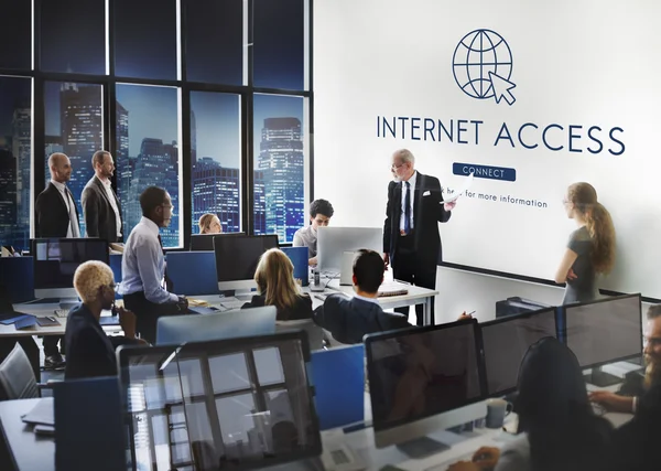 Pessoas de negócios que trabalham e acesso à Internet — Fotografia de Stock