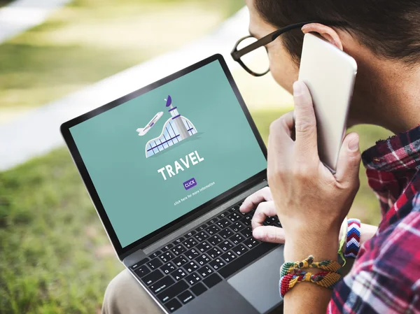 Homem trabalhando com laptop ao ar livre — Fotografia de Stock