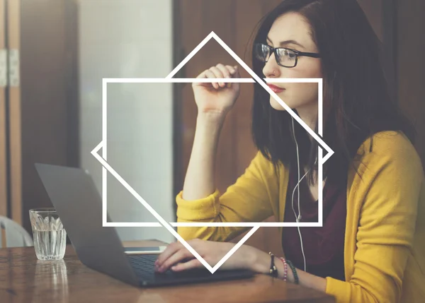 Vrouw met laptop en telefoon — Stockfoto