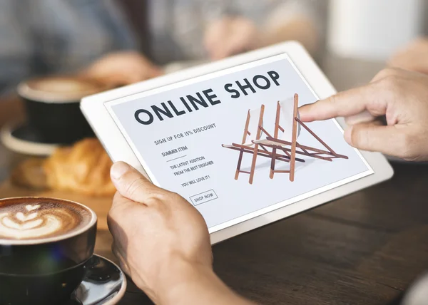 Person mit digitalem Tablet im Café — Stockfoto