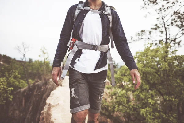 Hombre con mochila Senderismo —  Fotos de Stock