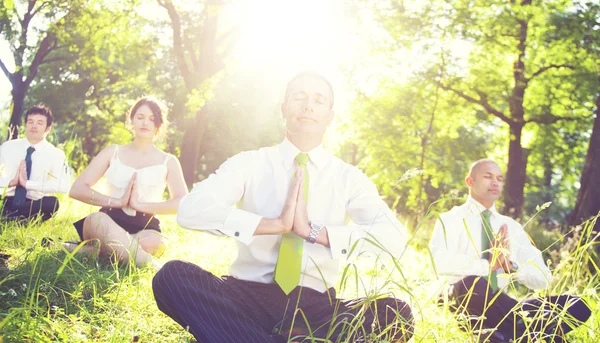 Üzletemberek a szabadban meditáció — Stock Fotó