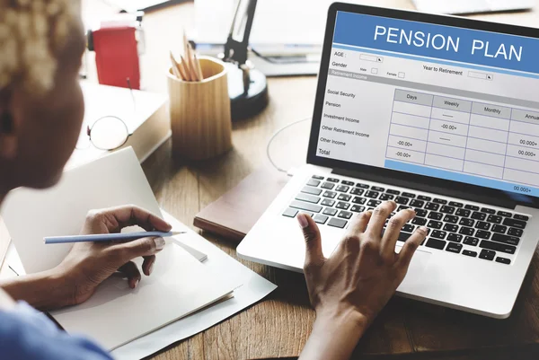 Donna che lavora su laptop con Pension Plan — Foto Stock