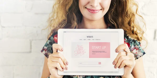 Vrouw met digitale tablet — Stockfoto