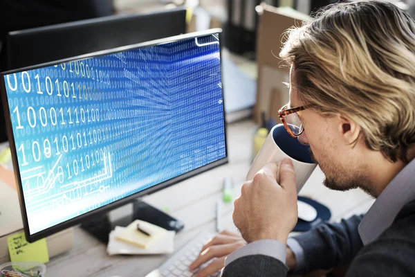 Homem de negócios que trabalha com computador — Fotografia de Stock