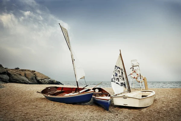Лодки в мирном море — стоковое фото