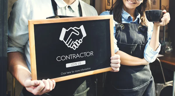 Baristas de pie cerca de la cafetería — Foto de Stock