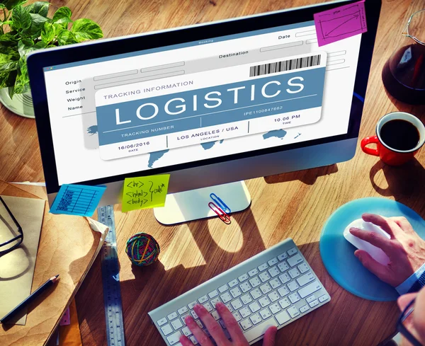Üzletember, számítógép használata logisztikai koncepció — Stock Fotó