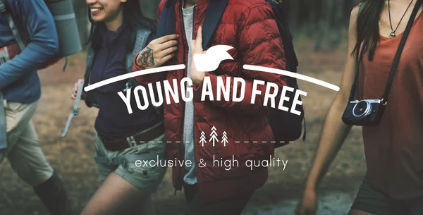 Молоді люди, що ходять у лісі — стокове фото