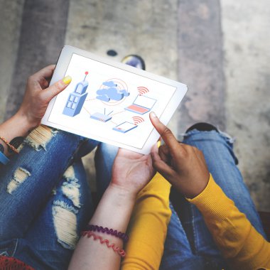 Dijital tablet kullanan kişiler