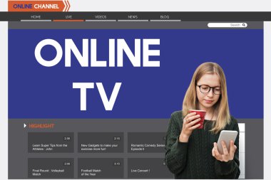 Elinde akıllı pone ile kız