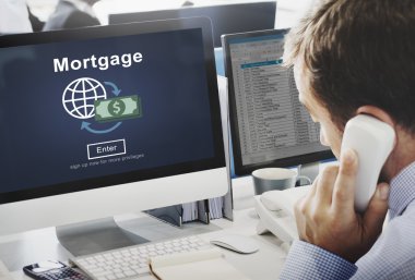Mortgage kavramı ile bilgisayar kullanarak iş adamı