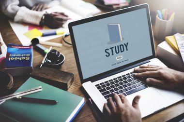 dizüstü bilgisayarda klavyede yazan adam