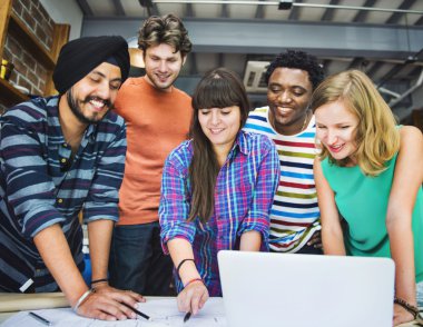 Farklı insanların birlikte çalışma grubu