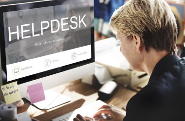 Bilgisayarda çalışan iş kadını