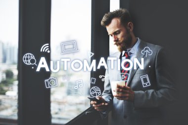 Kahve kupa ile yakışıklı adam