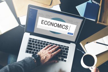 Dizüstü bilgisayar kullanan kişi