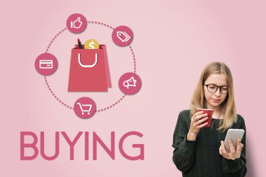 Elinde akıllı pone ile kız