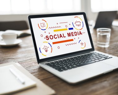 Laptop ahşap masada.