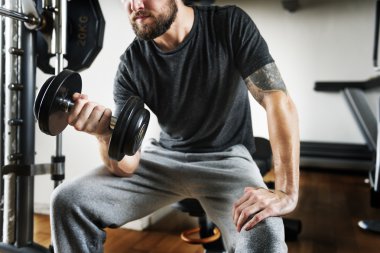 Ağırlık egzersiz egzersizler yapan erkek