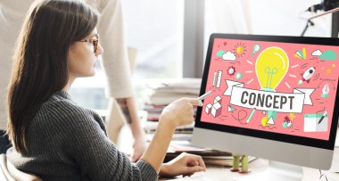 kadın kavramı ile monitörde gösterilen