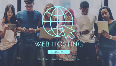 Dijital cihazlar kullanan öğrenciler 