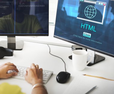İşadamı bilgisayarda html ile çalışma