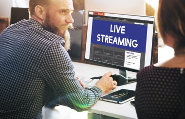 işadamı üstünde bilgisayar Live Streaming ile çalışma