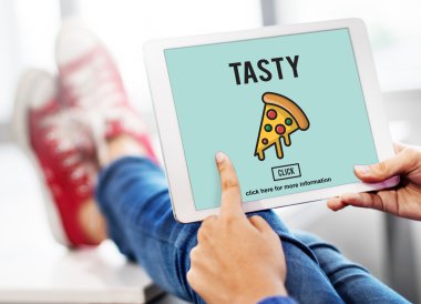 Dijital tablet elinde olan kişi