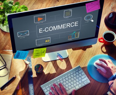 İşadamı bilgisayar E-ticaret kavramı ile kullanma